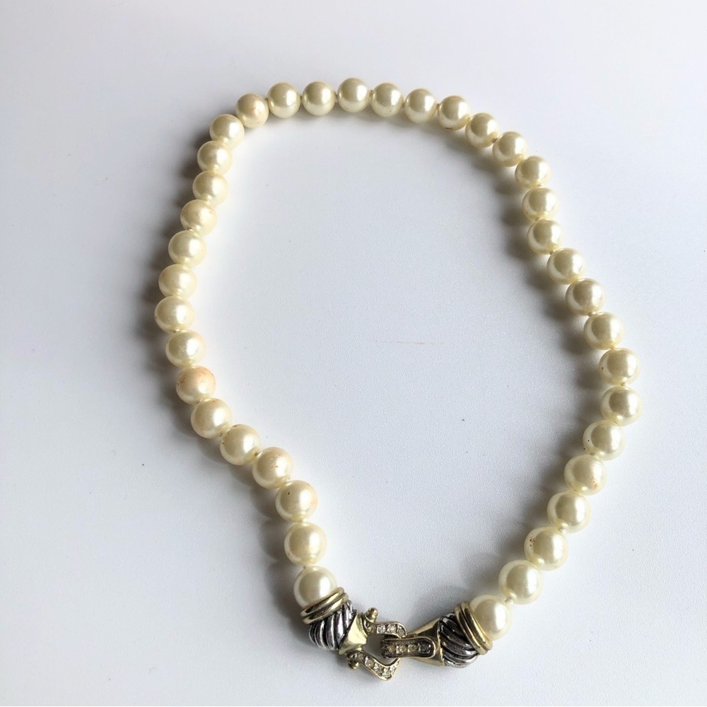 Vintage 80's creamy white faux pearl necklace magnetic closure